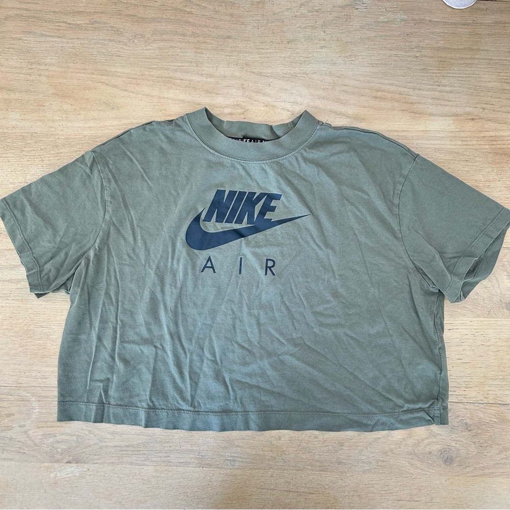NIKE - Olive and black cropped NIKE AIR tee - sz L